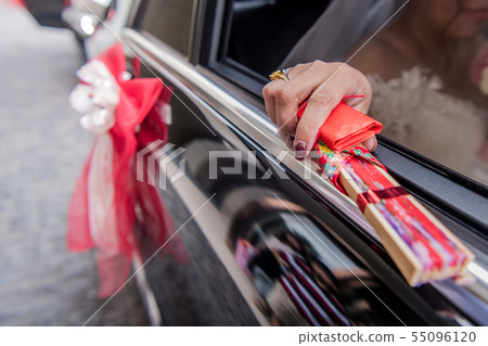 白人已婚的新女孩，坐在車裡，由一個手寫的即時燃燒風扇（已婚，修訂，汽車）銘刻 55096120