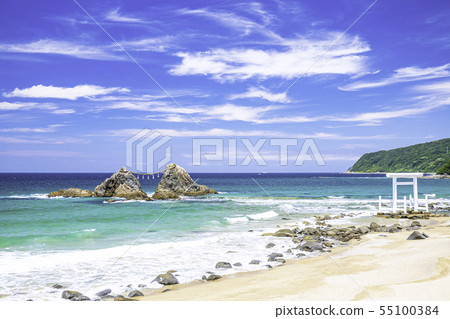 Itoshima Fukuoka prefecture Ocean and couple rock in the beautiful Futamigaura 55100384