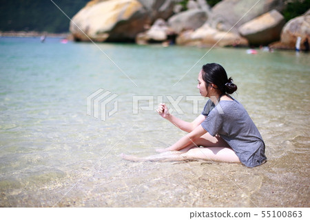 在海裡游泳 55100863