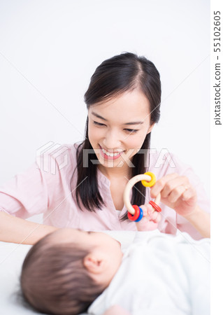 抱著嬰兒的女人 抱著嬰兒的女人 55102605