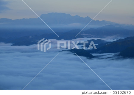 從碧山山的雲海和龍上山覆蓋秩父盆地 55102670