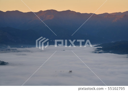 從Mt. Bizan覆蓋秩父市區的雲海和早晨燒山 55102705