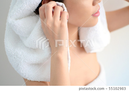 Bathing woman, towel, dry Bathing woman, towel, dry 55102983