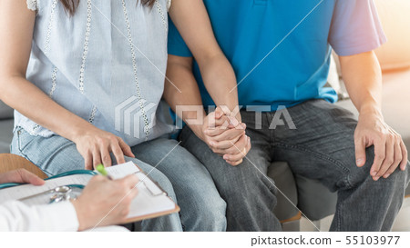 Patient couple consulting with doctor psychologist Patient couple consulting with doctor psychologist 55103977