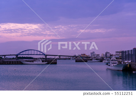 Sunset view of the southern gate bridge seen from Okinawa Ishigakijima Tonojo fishing port Sunset view of the southern gate bridge seen from Okinawa Ishigakijima Tonojo fishing port 55112251