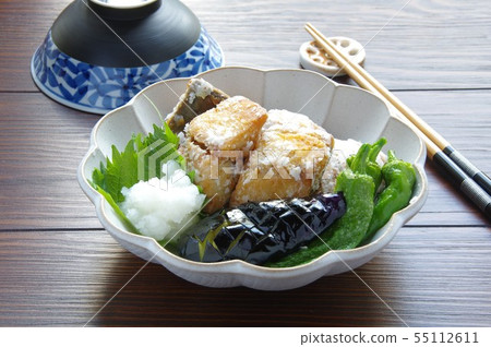 油炸鯖魚Tatsuta自製餃子和shishito 油炸鯖魚Tatsuta自製餃子和shishito 55112611