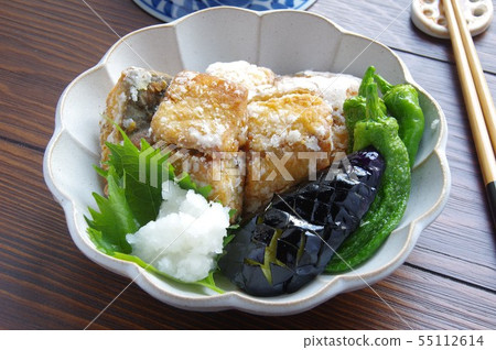 油炸鯖魚Tatsuta自製餃子和shishito 油炸鯖魚Tatsuta自製餃子和shishito 55112614