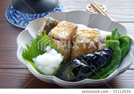 油炸鯖魚Tatsuta自製餃子和shishito 油炸鯖魚Tatsuta自製餃子和shishito 55112616