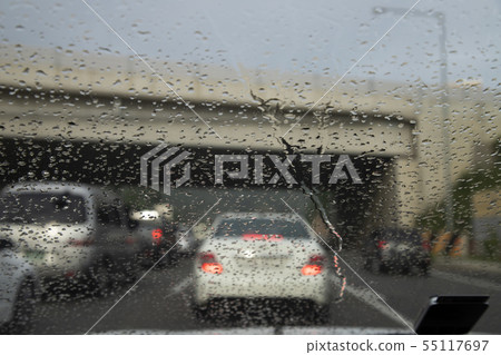 下雨在一個雨天的車窗 55117697