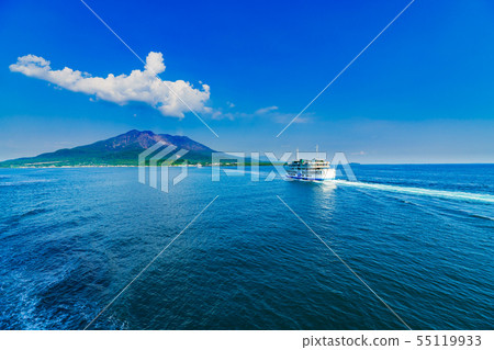 [Tourist image of Kagoshima Prefecture] Under the clear sky of early summer, Sakurajima ferry and sea trail to Sakurajima that gives off fumes 55119933