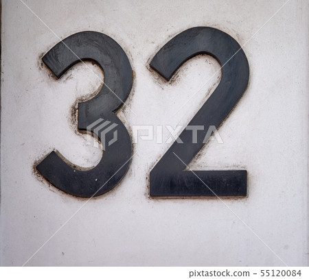 Number 32 written on the wall 55120084