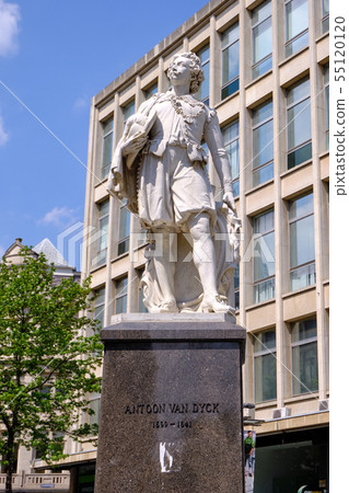 Statue of Antoon Van Dyck in pedestrian zone 55120120