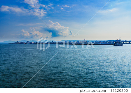 [鹿兒島市的交通圖像]櫻花島渡輪到櫻島以鹿兒島港的背景在初夏晴朗 55120200