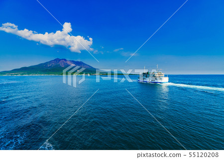 [鹿兒島縣的旅遊形象]在初夏的清澈的天空下，櫻島渡輪和到櫻島的海上小道散發煙霧 55120208