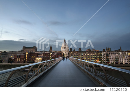 Millenium Bridge, with St. Paul's Cathedral, UK 55120320