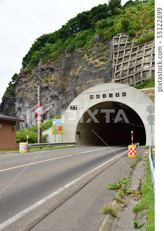 Taking a picture of the summer scenery of the Kutani tunnel in Susumu, Hokkaido Taking a picture of the summer scenery of the Kutani tunnel in Susumu, Hokkaido 55122899