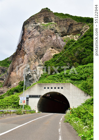 Taking a picture of the summer landscape of Shiraito Tunnel in Hokkaido, Hokkaido Taking a picture of the summer landscape of Shiraito Tunnel in Hokkaido, Hokkaido 55122944