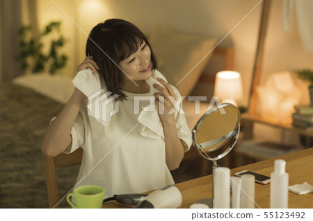A young woman bath rising 55123492