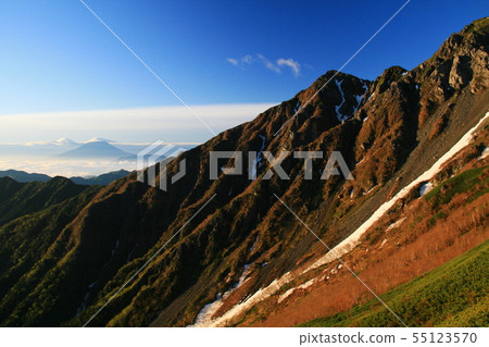 南阿爾卑斯山白樺山帳篷縱向景觀從黑暗的鳥籠帳篷區富士山和富士山在早晨的陽光下反映 南阿爾卑斯山白樺山帳篷縱向景觀從黑暗的鳥籠帳篷區富士山和富士山在早晨的陽光下反映 55123570