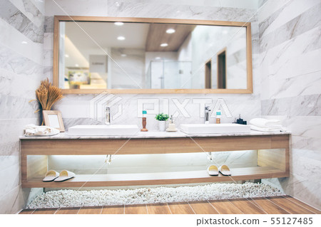 Spacious apartment - Modern wash basin 55127485