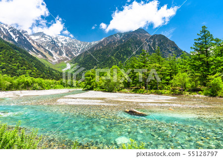 長野縣 鮮綠色的上高地 竹澤和梓河 照片素材 圖片 圖庫