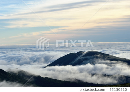 Morning glow and sea of clouds (Hokkaido) 55130310
