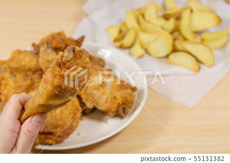 垃圾食品炸雞和炸薯條暴食症 55131382