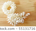 Selective focusing white “Kasalong garland flower” 55131716