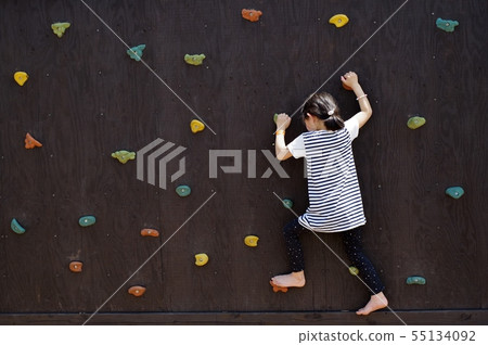 孩子們在公園裡的攀岩牆上玩 孩子們在公園裡的攀岩牆上玩 55134092