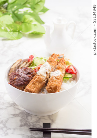 漢堡包和蝦炒三文魚 55134949