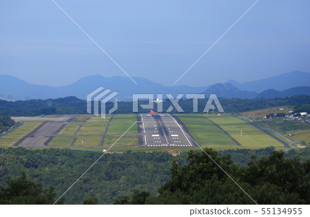 高松機場跑道和飛機起飛 高松機場跑道和飛機起飛 55134955
