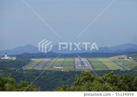 一架客機駛向高松機場的跑道 一架客機駛向高松機場的跑道 55134959