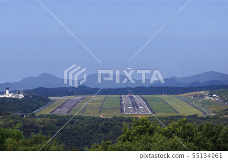 高松機場跑道和飛機起飛 高松機場跑道和飛機起飛 55134961