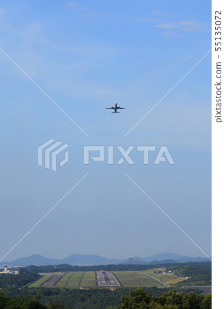 高松機場跑道和飛機起飛 55135072