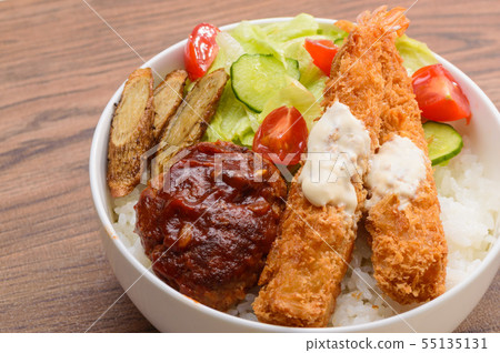 漢堡包和蝦炒三文魚 55135131