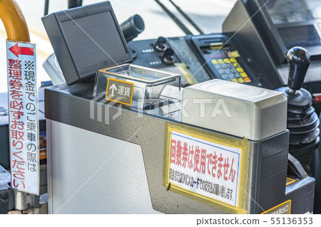 在沖繩的那霸市非步行公共汽車的駕駛座旁邊堆疊的售票機和票價機 55136353
