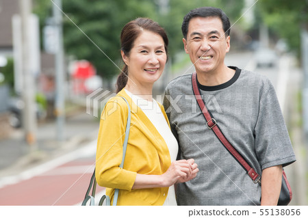 微笑的中間夫婦購物假日第二次生活遠足 55138056