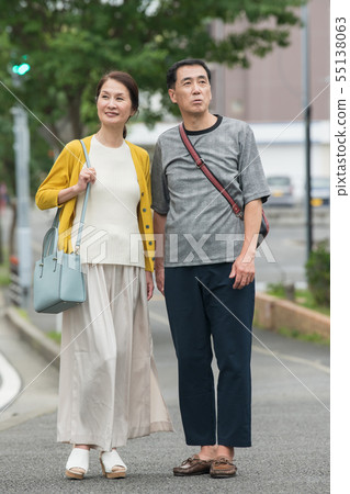 Smiling middle couple shopping holiday second life outing 55138063