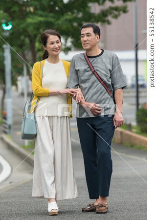 微笑的中間夫婦購物假日第二人生走 55138542