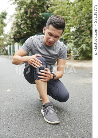 Sportsman hurt knee 55139775