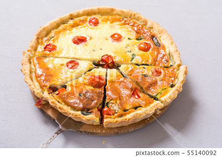 Spinach Quiche lorraine with tomatoes 55140092