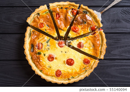 Spinach Quiche lorraine with tomatoes 55140094