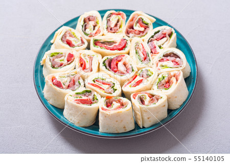 Sliced sandwich tortilla with vegetables and ham 55140105