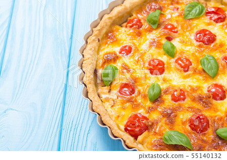 Chicken Quiche lorraine with mushrooms , tomatoes 55140132