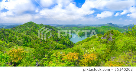從六甲後部的低山“音巖寺”的山頂俯瞰千加里水源池。 （兵庫縣三田市山田市）*作品評論欄中的拍攝位置 55140202