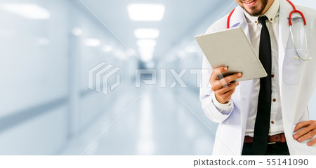 Doctor using tablet computer at the hospital. 55141090