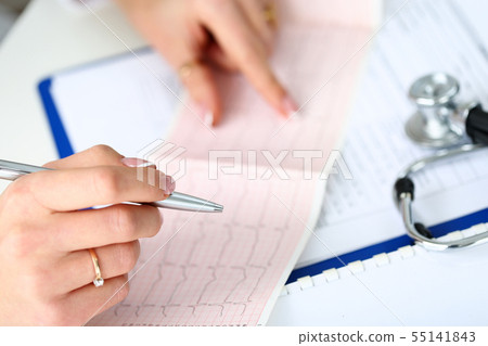 Doctor hands with cardiogram chart on clipboard pad 55141843
