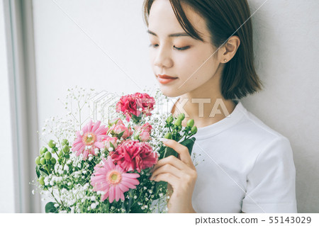 Young woman and flower 55143029