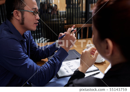 Business people discussing ideas for collaboration 55143759