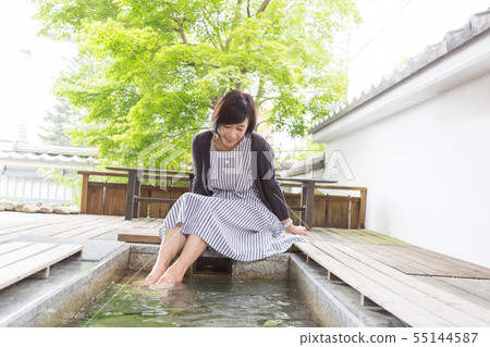 中間婦女婦女旅行放鬆與footbath 55144587
